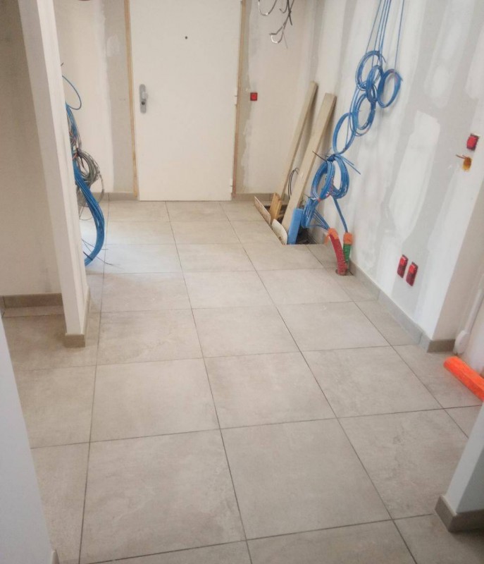 Pose de carrelage sur une chape traditionnelle pour une Station Total proche de Rouen