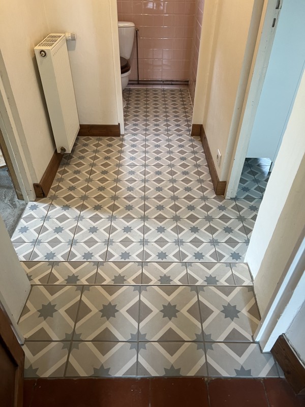 Rénovation du sol d'une salle de bains par nos artisans carreleurs dans une résidence secondaire près de Luneray 76