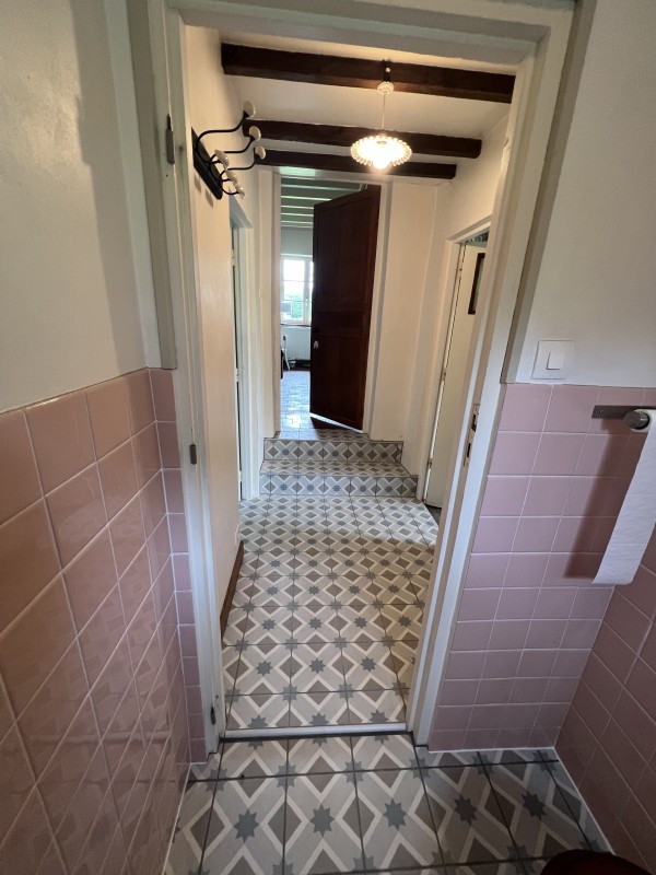 Rénovation du sol d'une salle de bains par nos artisans carreleurs dans une résidence secondaire près de Luneray 76