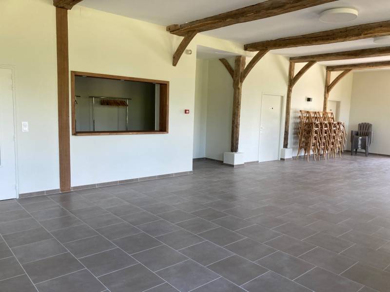 Rénovation sol salle de réception près Yvetot : pose de carrelage grand format par notre entreprise de carrelage