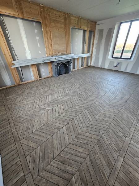 Entreprise pour la pose de carrelage en chevron avec un tapis dans une maison en travaux à Luneray près de Dieppe 76