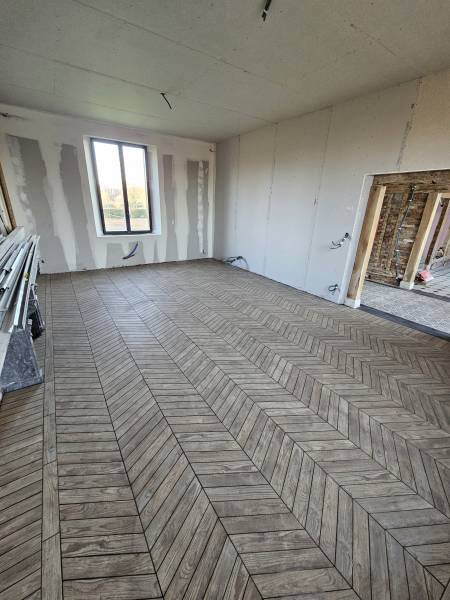Entreprise pour la pose de carrelage en chevron avec un tapis dans une maison en travaux à Luneray près de Dieppe 76