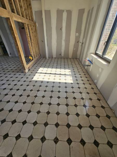 Pose d'un carrelage imitation carreaux de ciment 45x45 avec cabochon dans une cuisine en rénovation sur Varengeville sur Mer 76