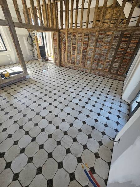 Pose d'un carrelage imitation carreaux de ciment 45x45 avec cabochon dans une cuisine en rénovation sur Varengeville sur Mer 76