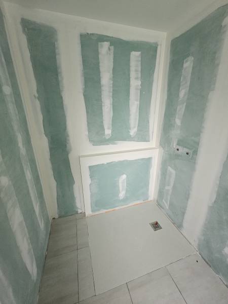 Société de carrelage proche Varengeville sur Mer : étanchéité de la douche et pose de la faïence 60x120 au mur de cette salle de bains