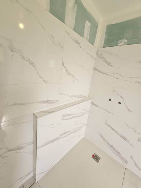 Société de carrelage proche Varengeville sur Mer : étanchéité de la douche et pose de la faïence 60x120 au mur de cette salle de bains