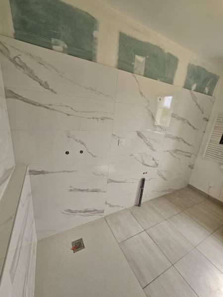 Société de carrelage proche Varengeville sur Mer : étanchéité de la douche et pose de la faïence 60x120 au mur de cette salle de bains