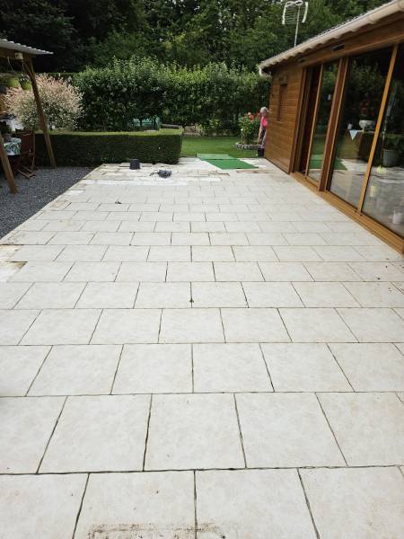 Réalisation d’une terrasse extérieure carrelée sur plots à Dieppe : dépose, ponçage, pose 60x60 et finitions alu