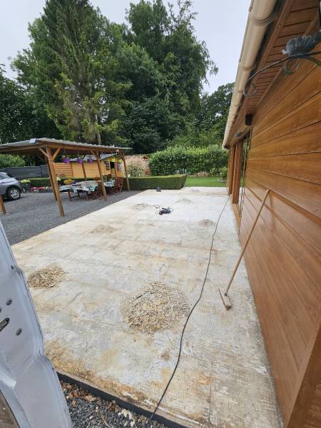 Réalisation d’une terrasse extérieure carrelée sur plots à Dieppe : dépose, ponçage, pose 60x60 et finitions alu