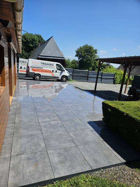 Réalisation d’une terrasse extérieure carrelée sur plots à Dieppe : dépose, ponçage, pose 60x60 et finitions alu