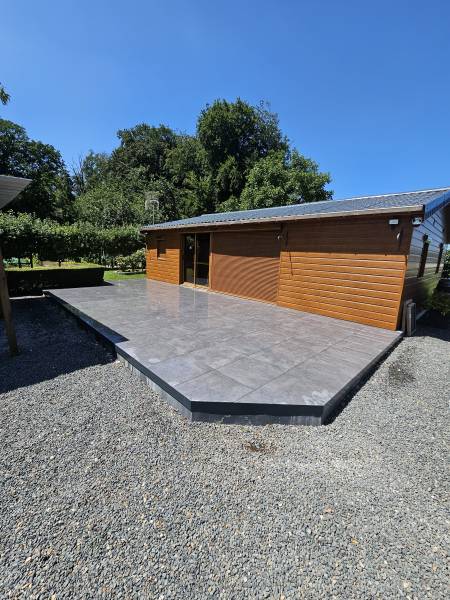 Réalisation d’une terrasse extérieure carrelée sur plots à Dieppe : dépose, ponçage, pose 60x60 et finitions alu