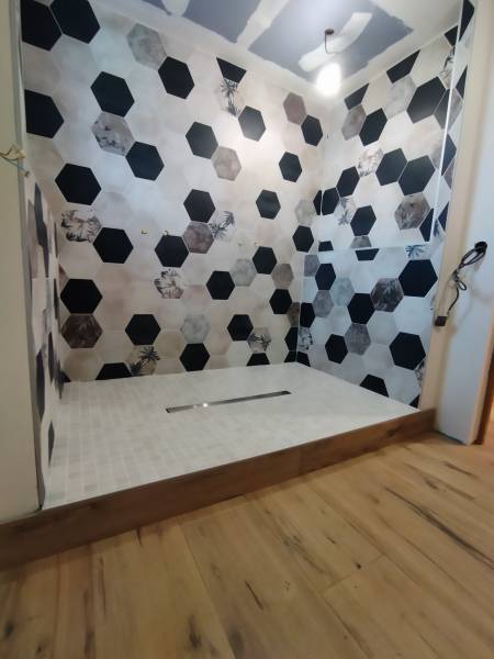 Création d'une douche à l'italienne avec pose de carrelage hexagonal à Fécamp 76