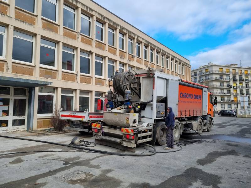 Coulage chape fluide ciment sur polyane par nos artisans dans un collège sur Le Havre 76 en Normandie