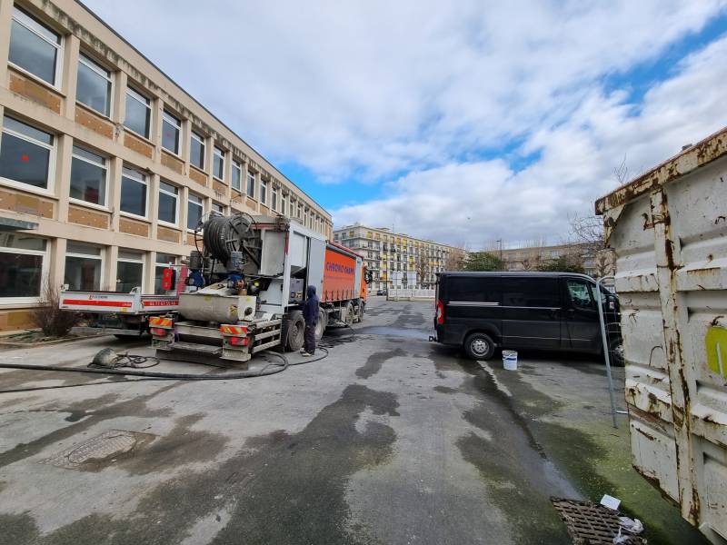 Coulage chape fluide ciment sur polyane par nos artisans dans un collège sur Le Havre 76 en Normandie