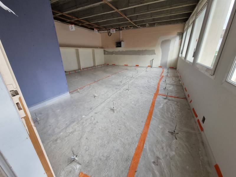Coulage chape fluide ciment sur polyane par nos artisans dans un collège sur Le Havre 76 en Normandie