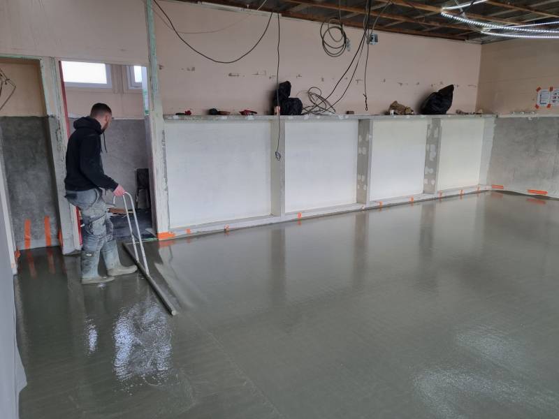 Coulage chape fluide ciment sur polyane par nos artisans dans un collège sur Le Havre 76 en Normandie