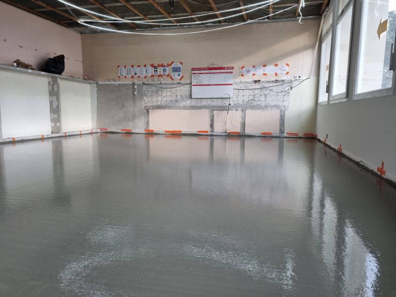 Coulage chape fluide ciment sur polyane par nos artisans dans un collège sur Le Havre 76 en Normandie