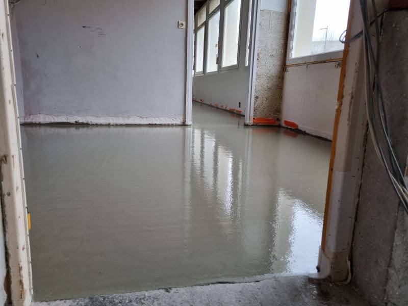 Coulage chape fluide ciment sur polyane par nos artisans dans un collège sur Le Havre 76 en Normandie