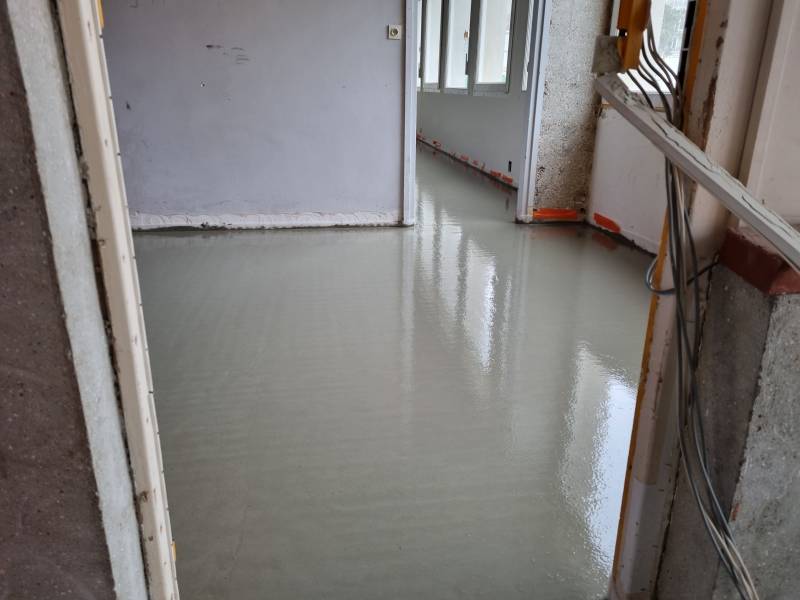 Coulage chape fluide ciment sur polyane par nos artisans dans un collège sur Le Havre 76 en Normandie