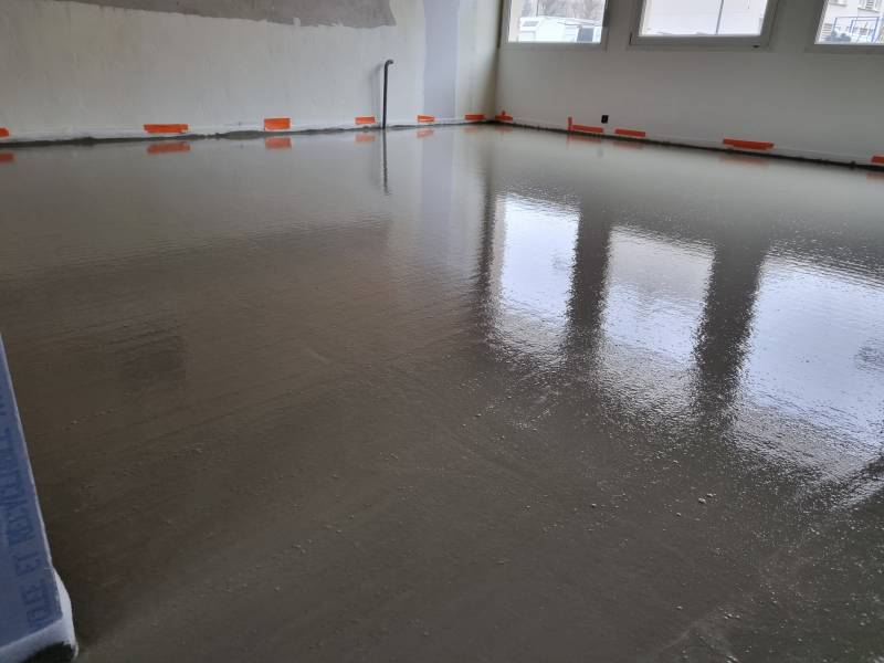 Coulage chape fluide ciment sur polyane par nos artisans dans un collège sur Le Havre 76 en Normandie