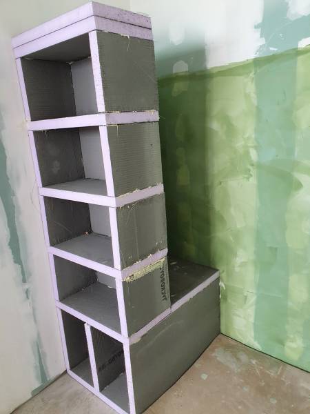 Pose d'un carrelage imitation bois et imitation carreaux de ciment au mur d'une salle de bain et création d'une étagère et d'un banc en panneau à carreler proche Saint Valery en Caux 76