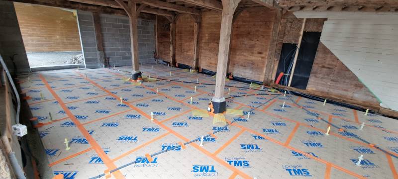 Entreprise pour réalisation chape liquide ciment fibre dans une grange près de Honfleur en Normandie