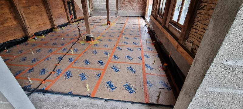 Entreprise pour réalisation chape liquide ciment fibre dans une grange près de Honfleur en Normandie