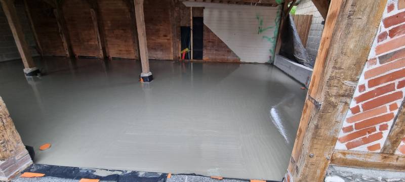 Entreprise pour réalisation chape liquide ciment fibre dans une grange près de Honfleur en Normandie