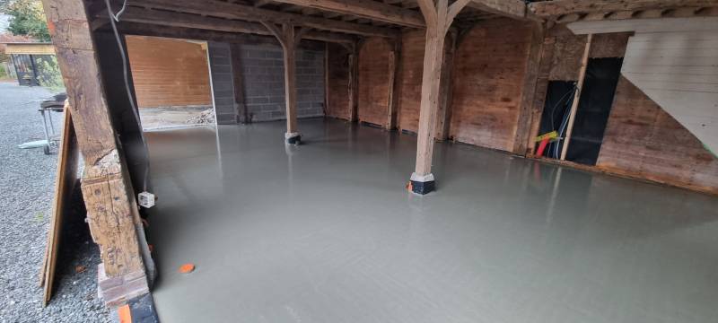 Entreprise pour réalisation chape liquide ciment fibre dans une grange près de Honfleur en Normandie