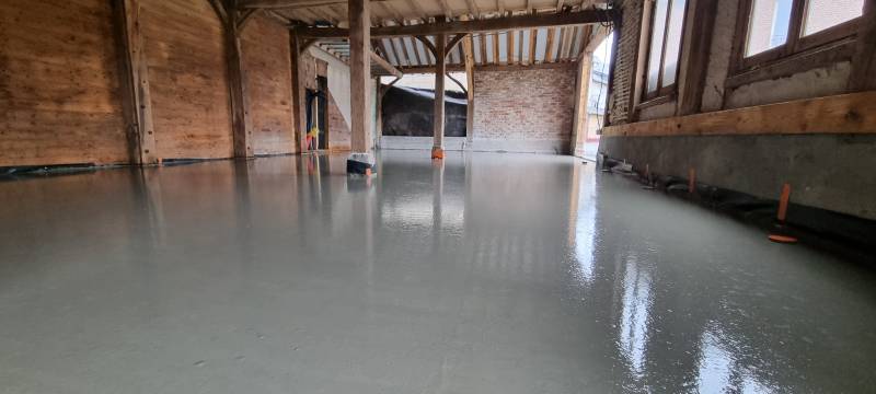 Entreprise pour réalisation chape liquide ciment fibre dans une grange près de Honfleur en Normandie