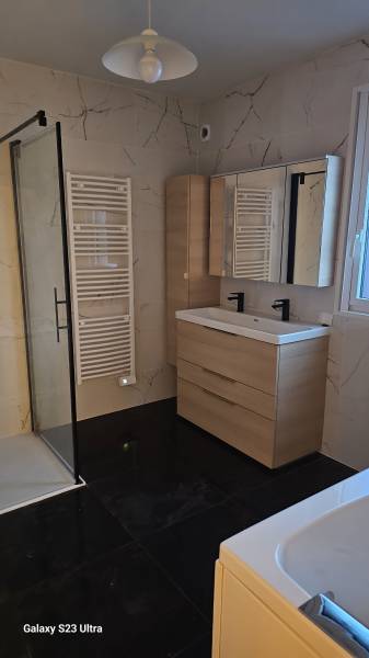 Carreleur pour la pose de carrelage et faïence effet marbré dans une salle de bains et WC secteur Yvetot 76