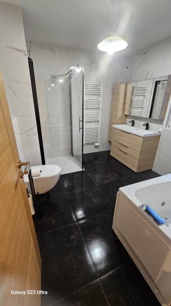 Carreleur pour la pose de carrelage et faïence effet marbré dans une salle de bains et WC secteur Yvetot 76