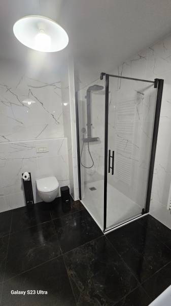 Carreleur pour la pose de carrelage et faïence effet marbré dans une salle de bains et WC secteur Yvetot 76