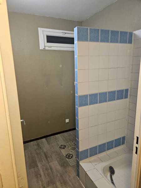 Rénovation sur devis d'une salle de bains avec pose de carrelage effet bois et faïence effet rouille à Dieppe 76