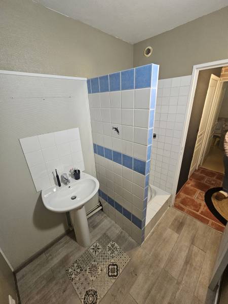 Rénovation sur devis d'une salle de bains avec pose de carrelage effet bois et faïence effet rouille à Dieppe 76