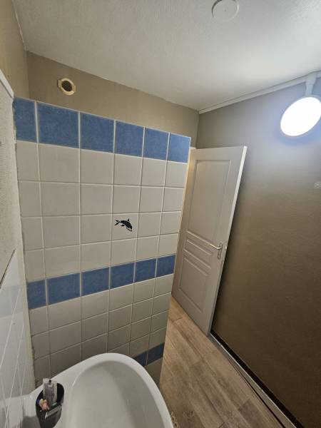 Rénovation sur devis d'une salle de bains avec pose de carrelage effet bois et faïence effet rouille à Dieppe 76