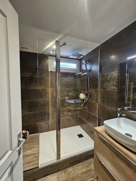 Rénovation sur devis d'une salle de bains avec pose de carrelage effet bois et faïence effet rouille à Dieppe 76