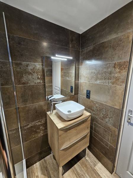 Rénovation sur devis d'une salle de bains avec pose de carrelage effet bois et faïence effet rouille à Dieppe 76