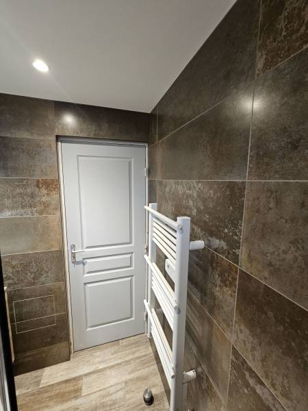 Rénovation sur devis d'une salle de bains avec pose de carrelage effet bois et faïence effet rouille à Dieppe 76