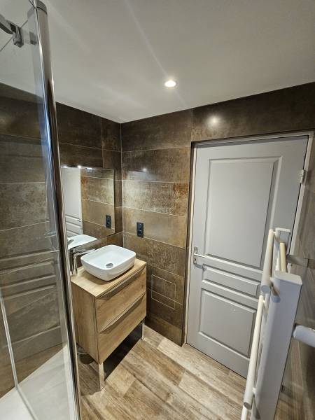 Rénovation sur devis d'une salle de bains avec pose de carrelage effet bois et faïence effet rouille à Dieppe 76