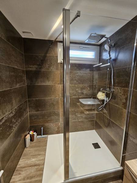 Rénovation sur devis d'une salle de bains avec pose de carrelage effet bois et faïence effet rouille à Dieppe 76