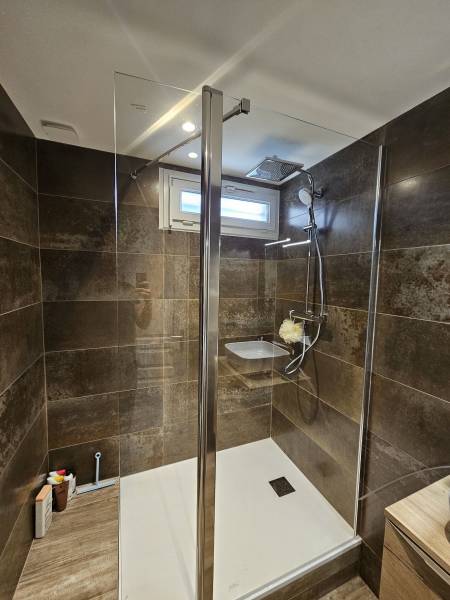 Rénovation sur devis d'une salle de bains avec pose de carrelage effet bois et faïence effet rouille à Dieppe 76
