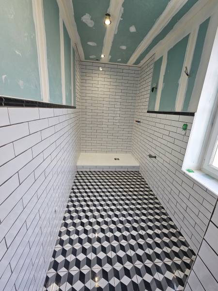 Artisan carreleur pour l'application de carrelage au sol 20x20 dans une salle de bains rénovée sur Varengeville sur Mer à côté de Dieppe 76