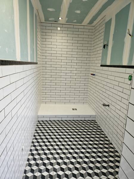 Artisan carreleur pour l'application de carrelage au sol 20x20 dans une salle de bains rénovée sur Varengeville sur Mer à côté de Dieppe 76