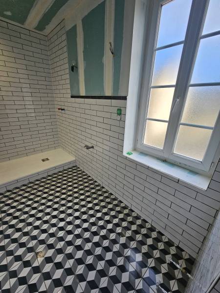 Artisan carreleur pour l'application de carrelage au sol 20x20 dans une salle de bains rénovée sur Varengeville sur Mer à côté de Dieppe 76