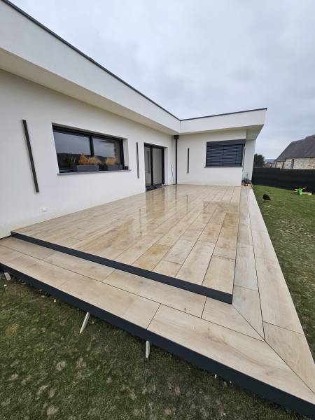 Artisan carreleur secteur Dieppe : Pose de carrelage 20 mm sur plot pour une terrasse d'une maison moderne et contemporaine