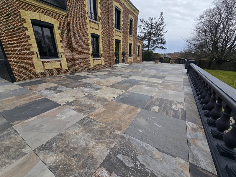 Artisan carrelage à côté de Veulettes sur Mer : réalisation d'une terrasse sur plot 100x100 format carrelage Pierre de Bali