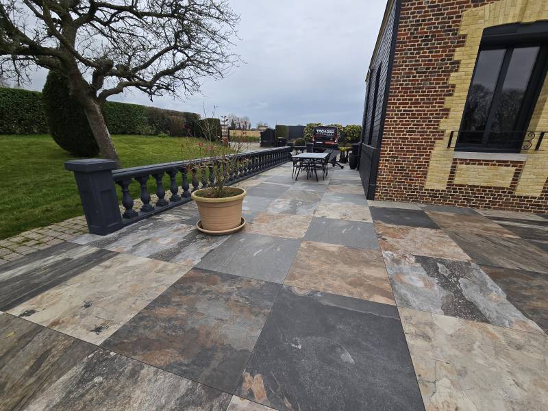 Artisan carrelage à côté de Veulettes sur Mer : réalisation d'une terrasse sur plot 100x100 format carrelage Pierre de Bali