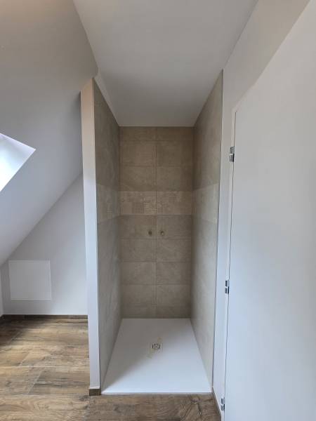 Artisan carreleur près de Dieppe : pose de chape fluide, carrelage effet bois et faïence de salle de bain