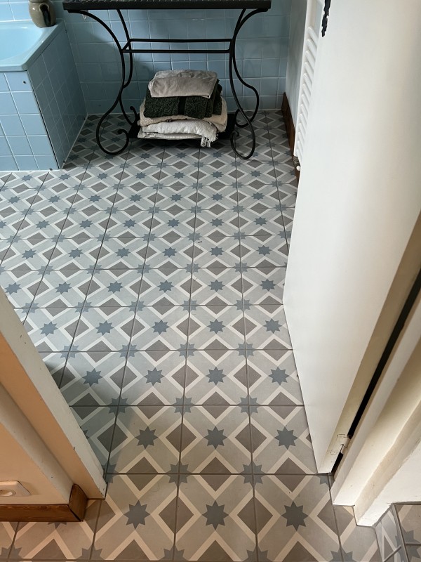 Rénovation du sol d'une salle de bains par nos artisans carreleurs dans une résidence secondaire près de Luneray 76